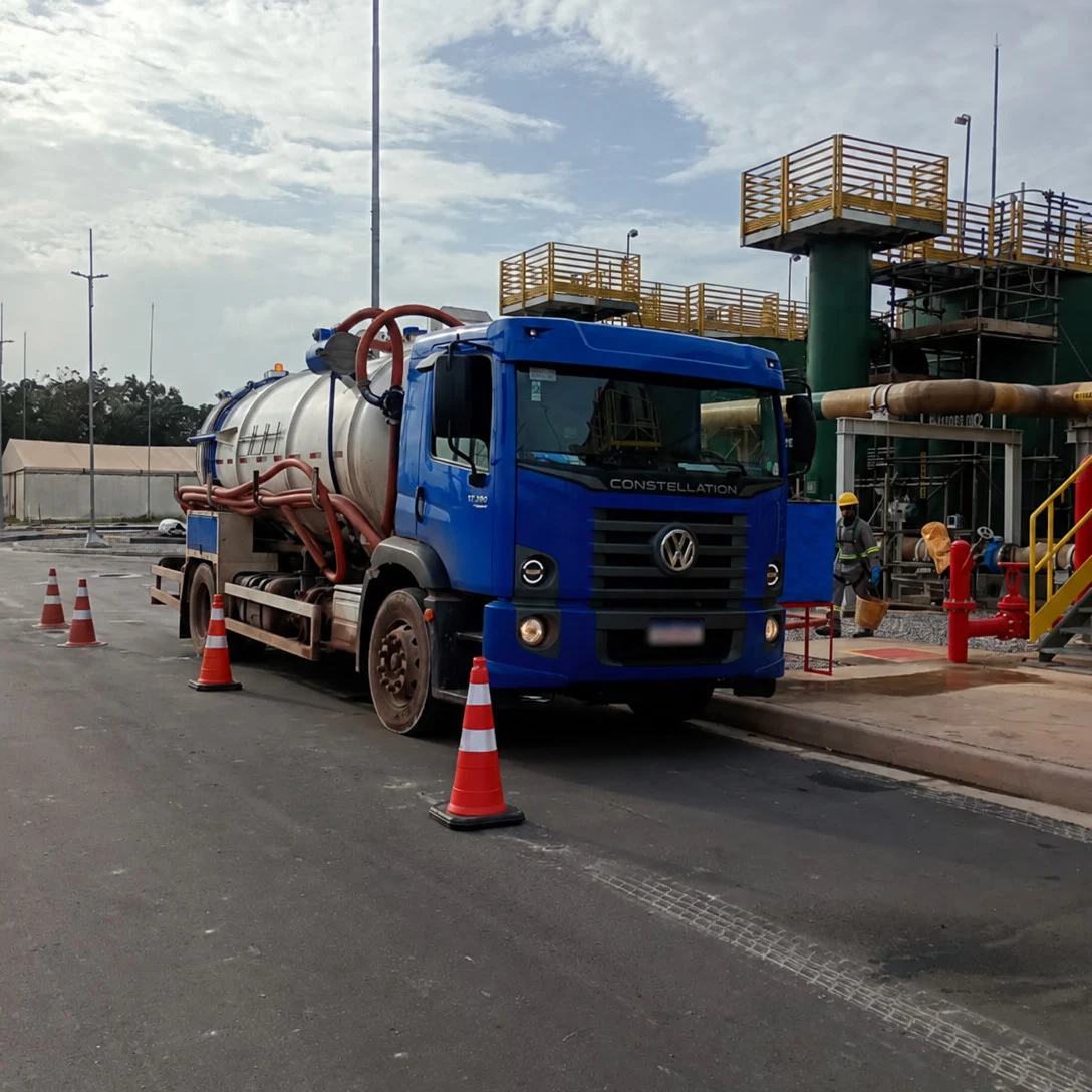 Caminhão de atendimento da Limpa Fossa Caeté
